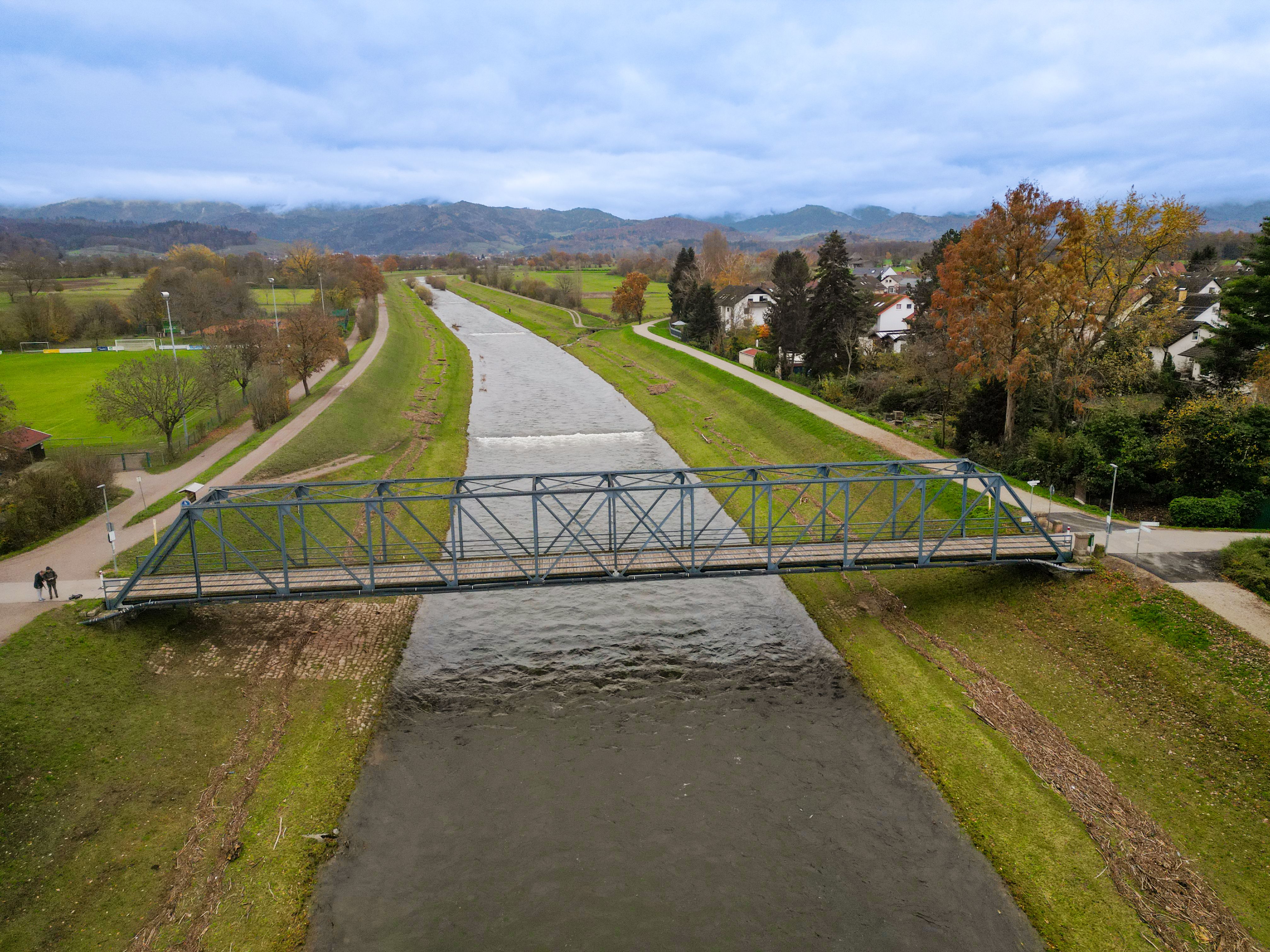 Die Wiesenbrücke über die Elz bei Wasser aus der Luft