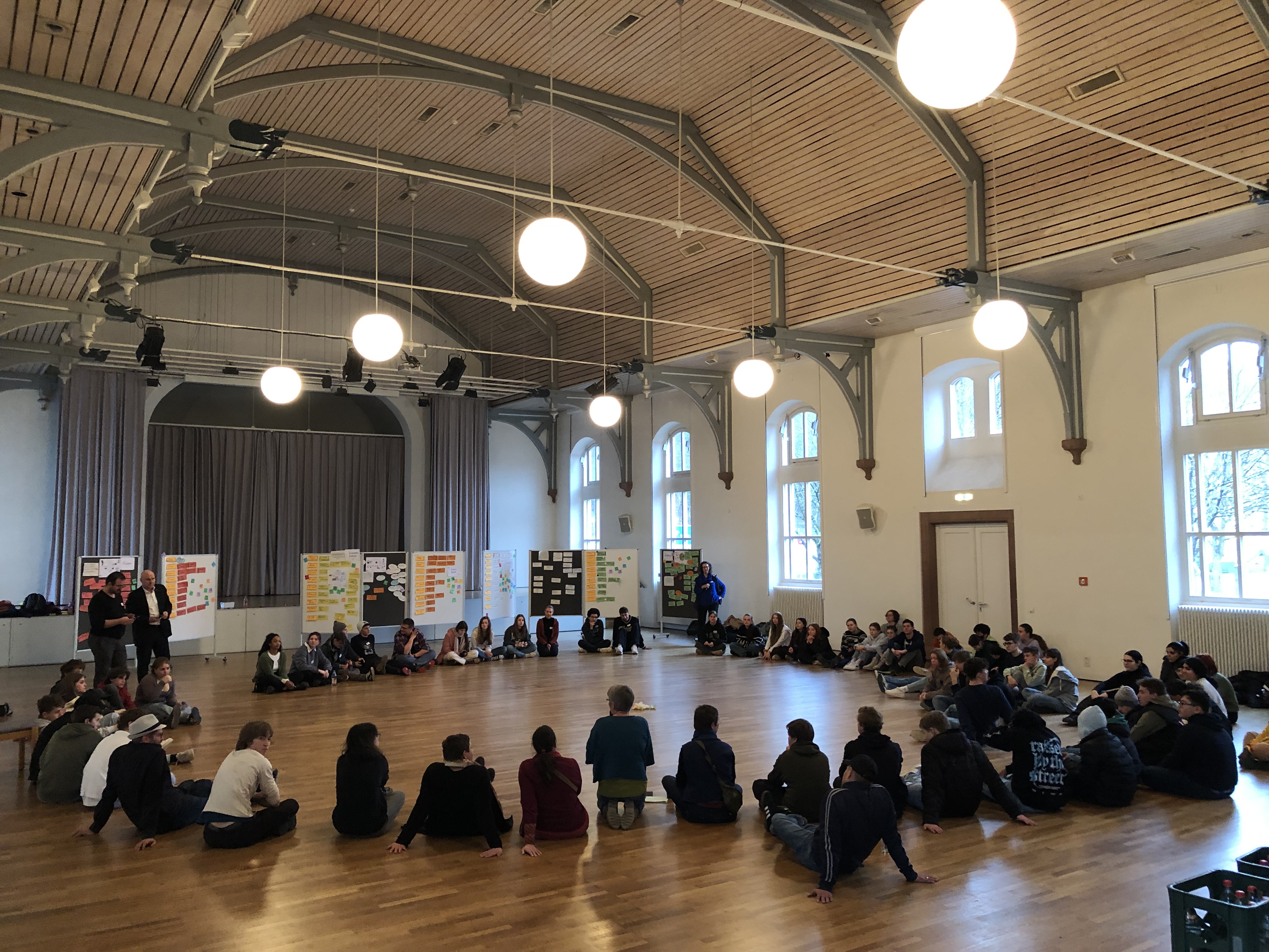 Abschlussrunde Jugend-Klimakonferenz in der Steinhalle