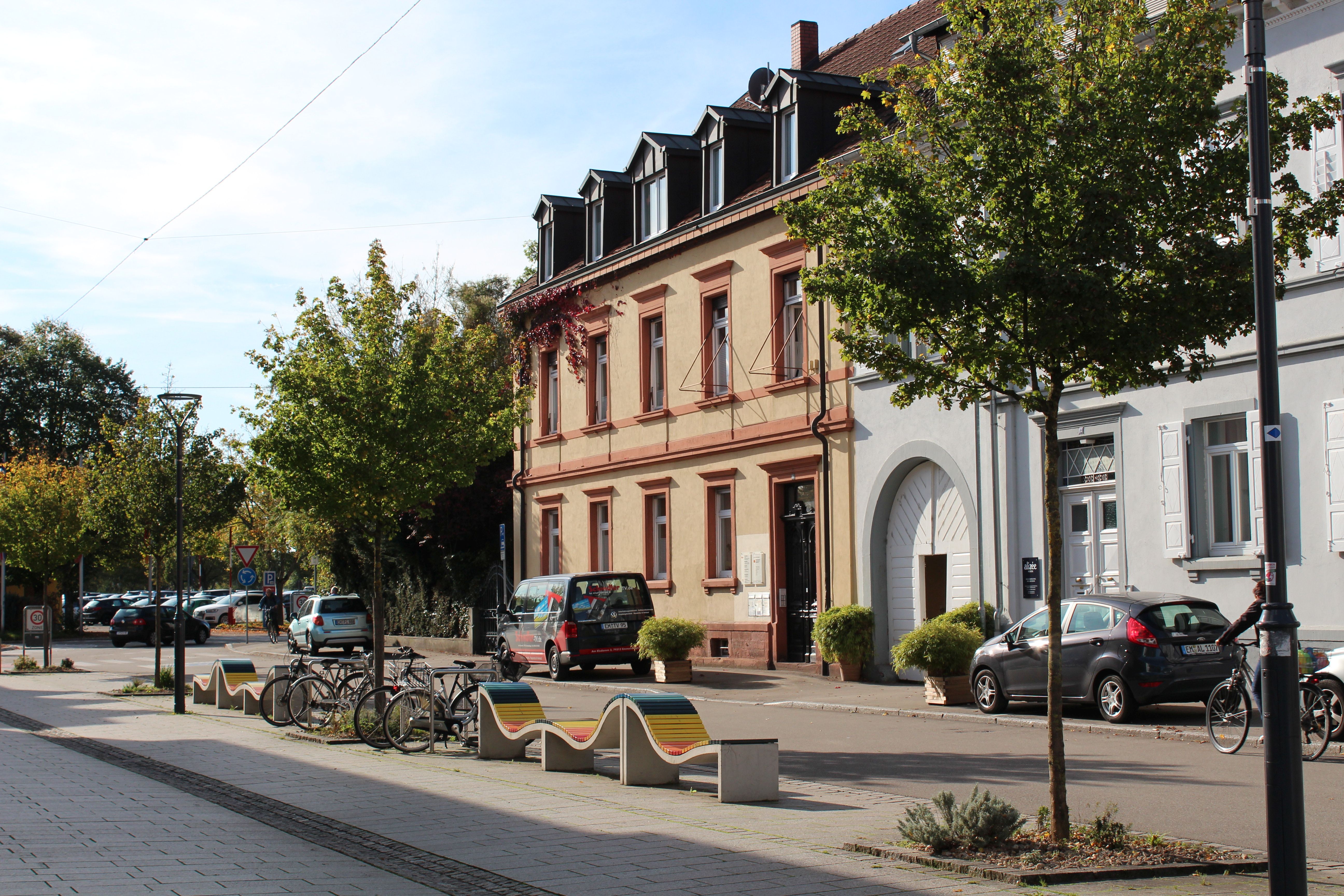 Umgebaute Karl-Bautz-Straße mit Bäumen und Sitzgelegenheiten