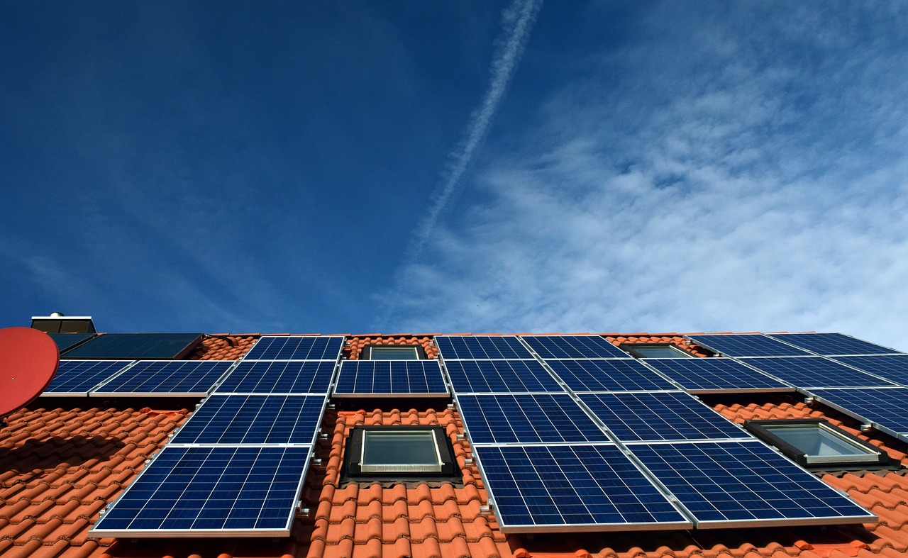 Dachfläche mit Solarpaneelen